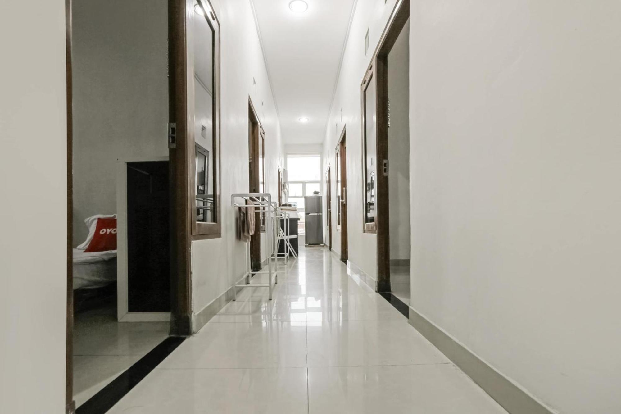 Super Oyo 3838 Tamansari Guest House Surakarta  Luaran gambar