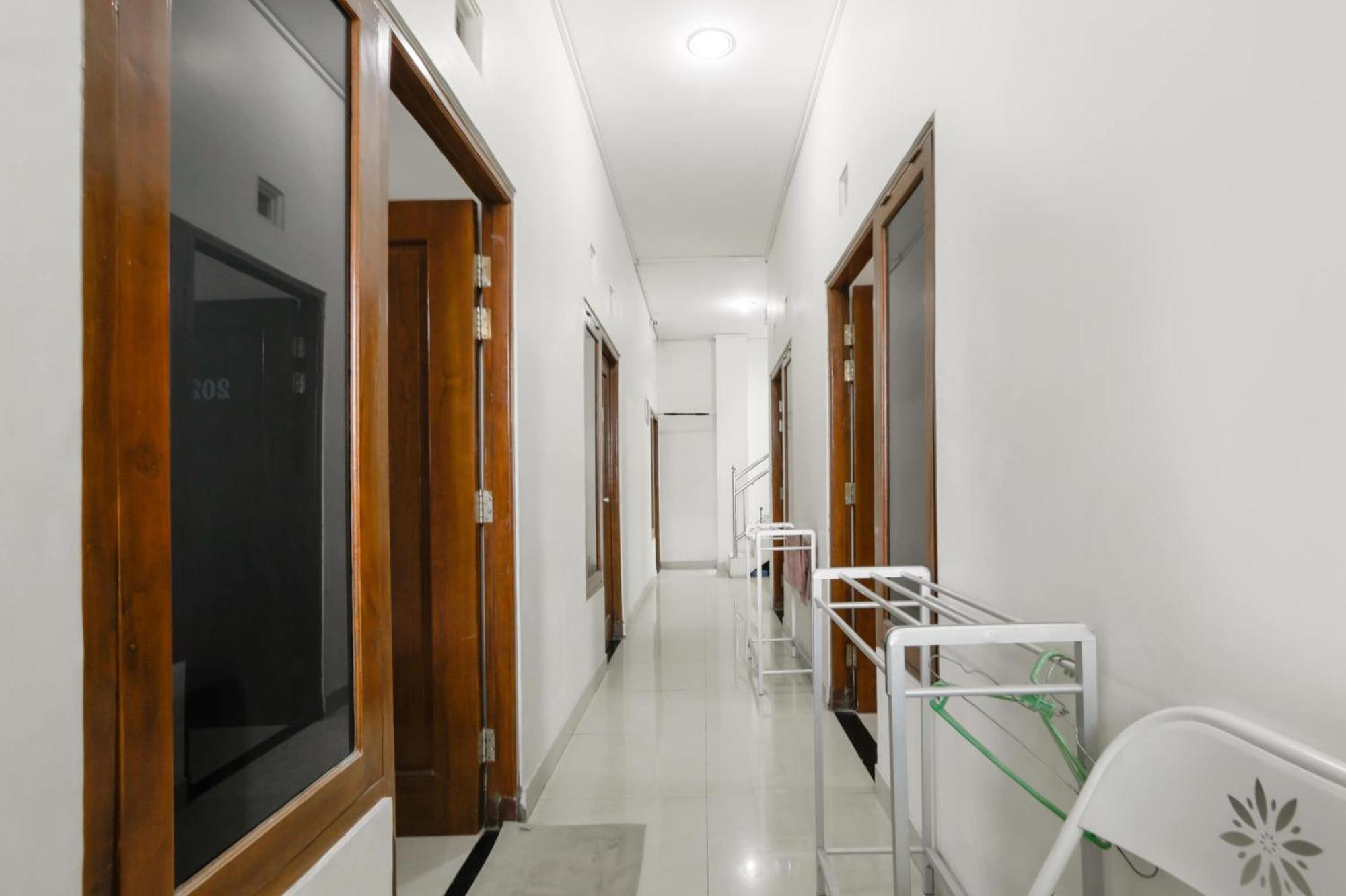 Super Oyo 3838 Tamansari Guest House Surakarta  Luaran gambar